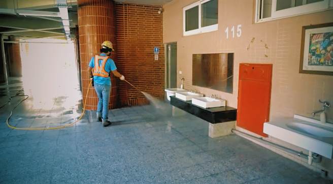 彰化县政府表示，目前县内200多所国中小，都会在开学前完成校园环境清消，防疫物资包括口罩、额温枪、酒精、快筛剂、用餐隔板等都会备妥。(公所提供／吴建辉彰化传真)