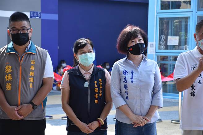 头份市长选战目前由现任市长罗雪珠（左二）迎战县议员黎焕强（左）。（谢明俊摄）