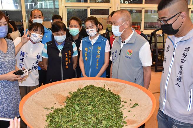 头份市长选战目前由现任市长罗雪珠（左三）迎战县议员黎焕强（右）。（谢明俊摄）