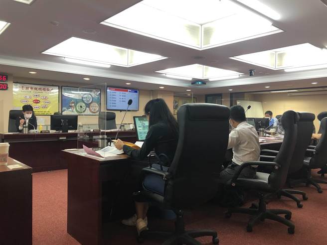 台北市「熊好券2.0」最快9月上线，台北市议会财建委员会23日讨论熊好券1.0实施效益及熊好券2.0规画。（张芷瑜摄）