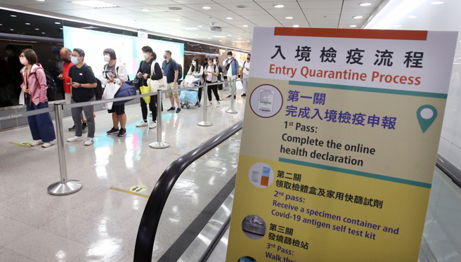 疫情趋缓，不少人蠢蠢欲动想出国旅游。图为旅客排队查验入境资料。（图 / 报系资料照片）
