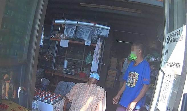 大园一名7旬老翁徒步出门採买，中暑热昏瘫坐路边。（翻摄画面／蔡明亘桃园传真）