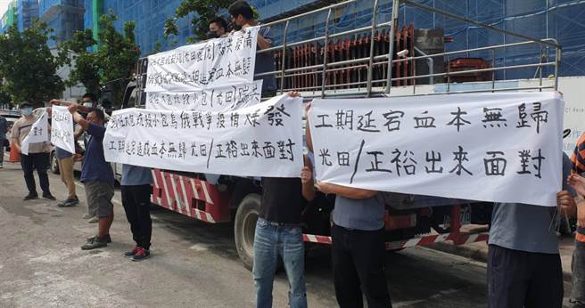 承攬光田醫院向上院區空調工程小包商，今天上午帶員工在醫院工地前，拉白布條抗議表達訴求。（陳世宗攝）