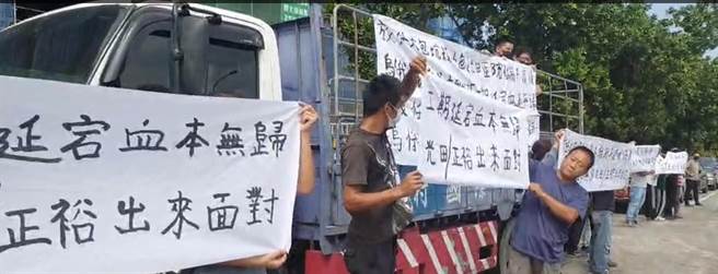 承攬光田醫院向上院區空調工程小包商，今天上午帶員工在醫院工地前，拉白布條抗議表達訴求。（陳世宗攝）