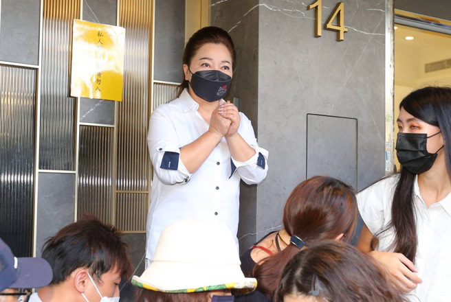 白冰冰至灵堂安慰家属。（图／粘耿豪摄）