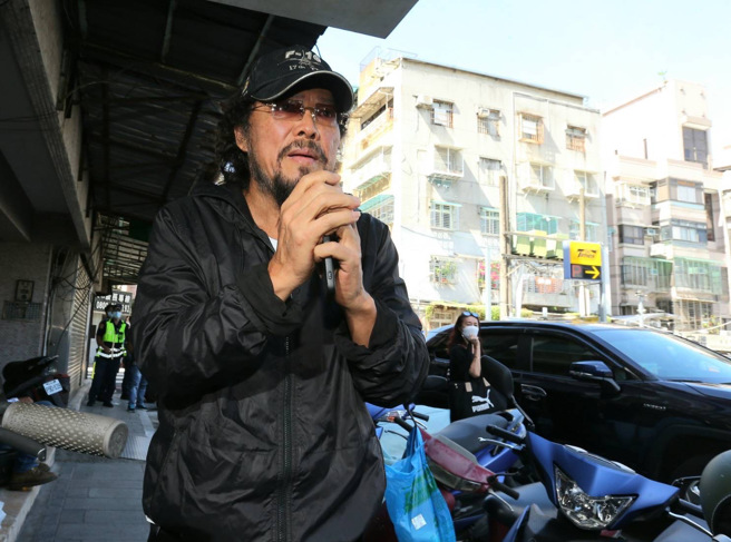 张菲亲赴余苑绮追思会场，向家属表达哀悼之意。（图／粘耿豪摄）