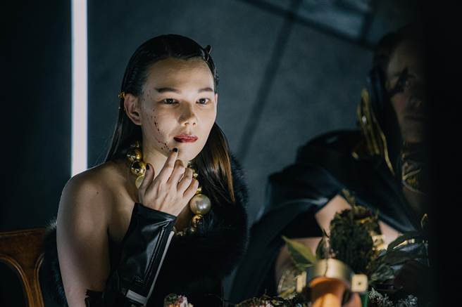 纪培慧在《你在天堂吗》脸上带有血迹的悬疑剧照让人好奇究竟发生什么事。（Alexander King Chen提供）