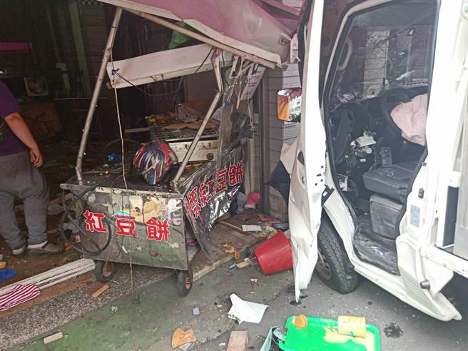 小货车擦撞到机车后竟又高速在T字路口撞到红豆饼摊。（民眾提供／冯惠宜台中传真）