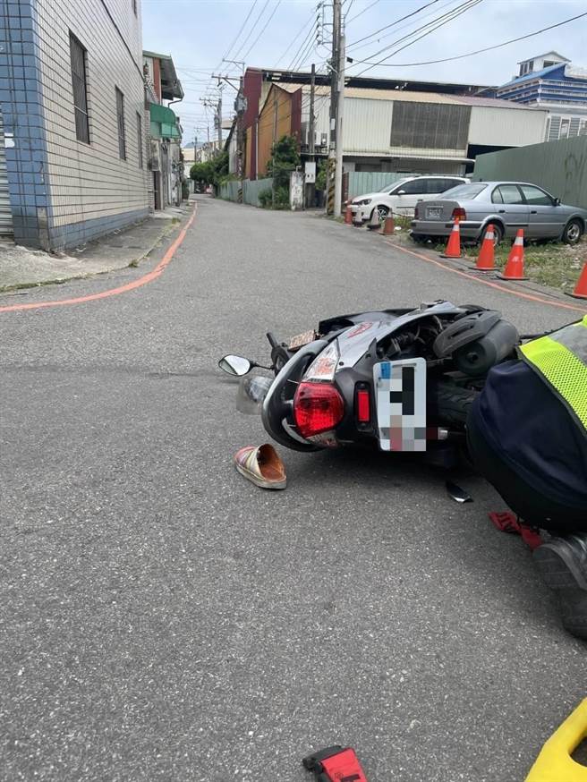 货车撞到机车后，机车倒地，女骑士却被弹飞十多公尺，头部坠地，失去生命徵象。（民眾提供／冯惠宜台中传真）
