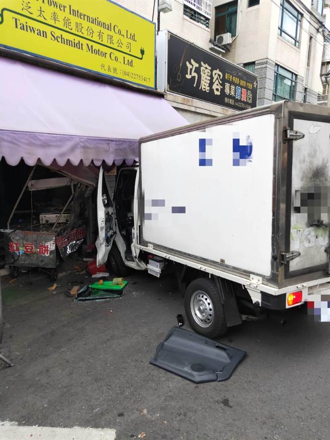 小货车擦撞到机车后竟又高速在T字路口撞到红豆饼摊。（民眾提供／冯惠宜台中传真）