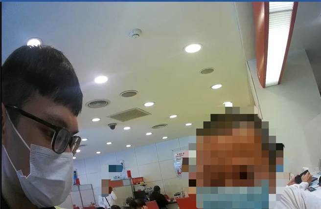 新北市三重区有名55岁洪姓男子遭网路诈骗600万元，但竟又被对方的话术所诱，欲再支付30万元请律师处理，所幸这次被银行行员及警方联手阻止，才成功帮洪男止血。(三重警分局提供)