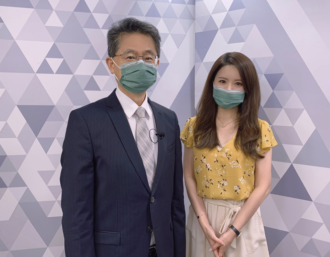 台湾运彩总经理林博泰(左)上时来运转节目，与主持人尉迟佩玉(右)谈运彩眉角。(林胜发摄)