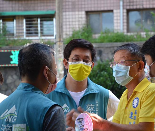 民进党基隆市长参选人蔡适应（中）。（图 / 取自蔡适应脸书）