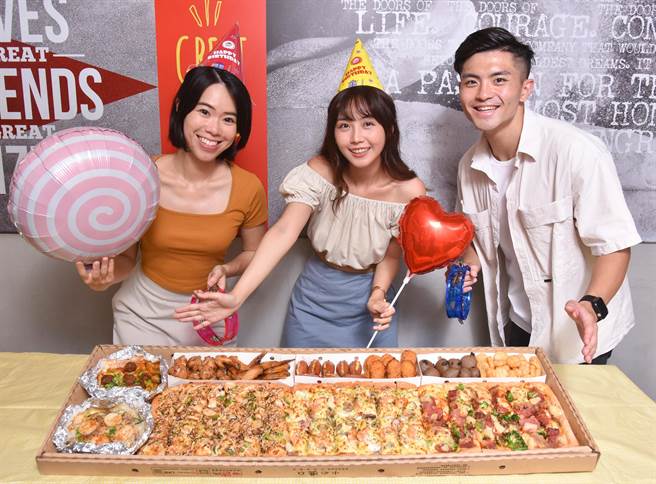 必勝客「一公尺派對巨飽盒」集結10種超人氣單品。（必勝客提供）