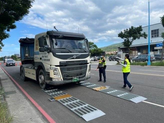 芦洲警方近日在新北市八里区商港一路祭出活动式地磅，以机动的方式拦查取缔超载大型车，共拦查32辆大型车并开出11张罚单。(芦洲警分局提供)