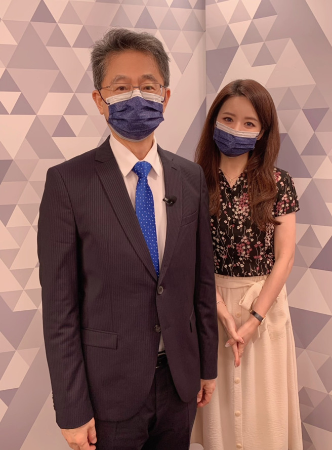 台湾运彩总经理林博泰(左)上时来运转节目，与主持人尉迟佩玉(右)谈运彩眉角。(林胜发摄)