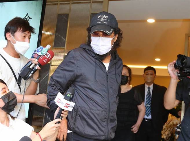 张菲赴余苑绮追思灵堂安慰余天夫妇。（粘耿豪摄）