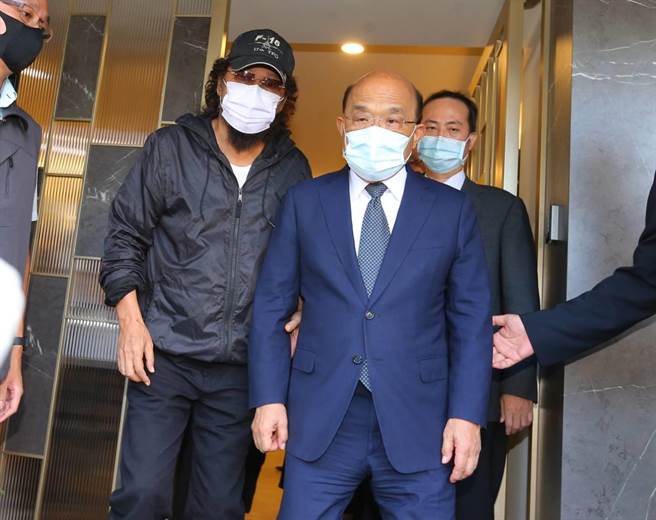 张菲代替家属送行政院长苏贞昌离开灵堂。（粘耿豪摄）