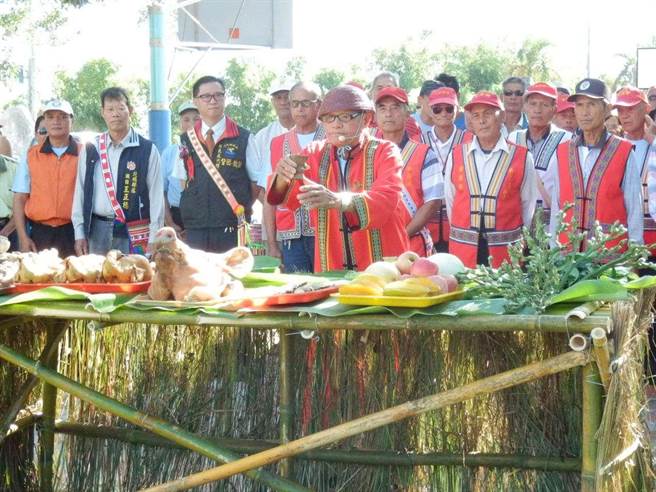 花莲县丰滨乡公所27日将在现为丰滨乡静浦国小校区，举办「阿美族Cepo＇战役」145周年追思致敬活动，和族人后代们一同缅怀壮烈牺牲的英勇烈士；图为2015年办理137年阿美族Cepo＇战役纪念活动。（丰滨乡公所提供／罗亦晽花莲传真）