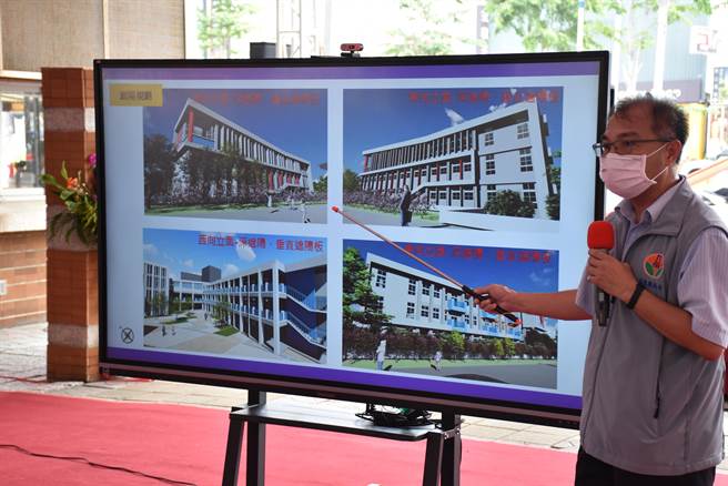 苗栗县政府工务处长古明弘负责工程简报。（谢明俊摄）