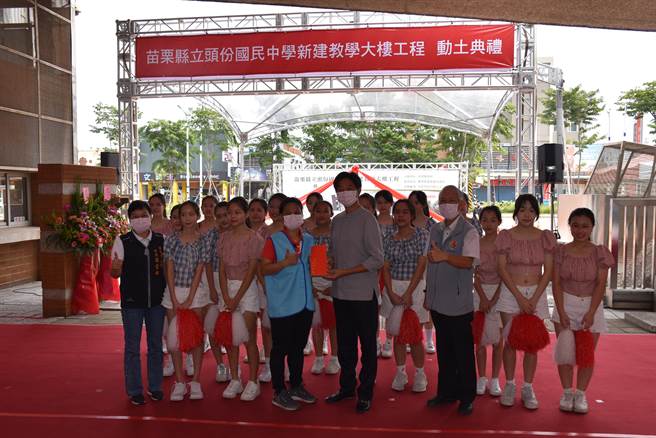 协和基金会董事长林光清颁发奖金给头份国中学生热舞社。（谢明俊摄）