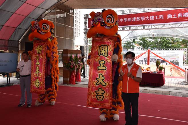 教育部长潘文忠与苗栗县议长锺东锦同台祝贺头份国中新校舍动工。（谢明俊摄）