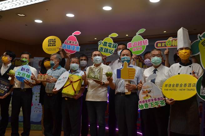 新北市长侯友宜今参与农业局、八里区农会的文旦柚促销记者会，除了现场体验制作文旦柚饮品，也宣布推出最杀团购优惠。（蔡雯如摄）