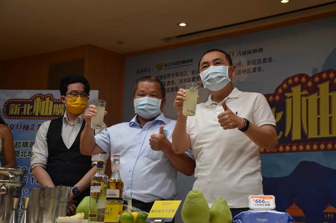 新北市长侯友宜今参与农业局、八里区农会的文旦柚促销记者会，现场体验制作文旦柚饮品。（蔡雯如摄）