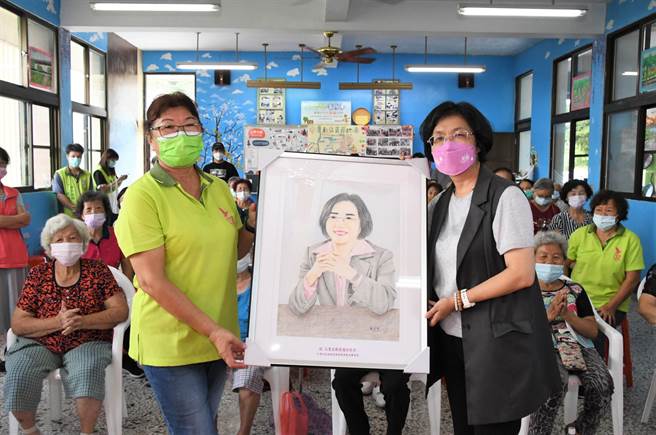 王惠美说，彰化县有589个村里，二水圣化社区与田中镇中潭社区是县内第316、317个关怀据点，要感谢所有社区发展协会的志工伙伴们，让县内银髮族都可以安心在地养老。（吴建辉摄）