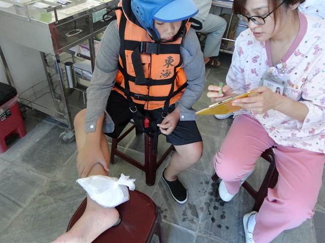 卫生局协调相关医院，到秀姑峦溪泛舟据点，提供水域行动紧急医疗服务，降低游客生命风险。（花莲县卫生局提供／王志伟花莲传真）