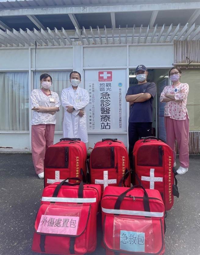 卫生局协调卫生福利部花莲医院，在奇美部落、长虹桥畔两处设立行动紧急医疗站，肩负秀姑峦溪泛舟救护工作。（花莲县卫生局提供／王志伟花莲传真）
