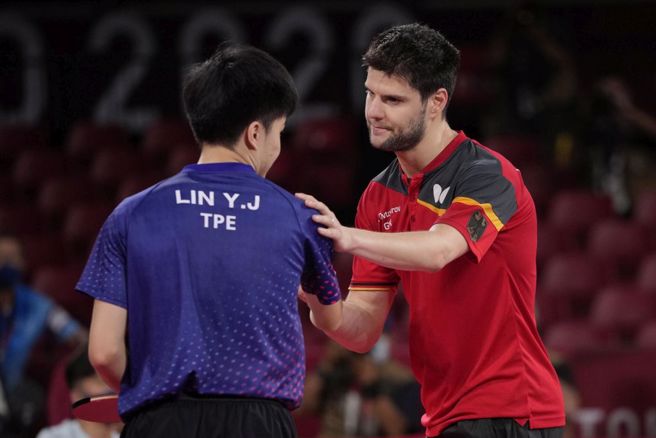 中华桌球名将林昀儒(左)与德国选手Dimitrij Ovtcharov握手。（美联社资料照）
