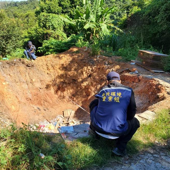 非法業者於林口頂福山區挖掘約半個羽球場大的坑洞堆置廢棄物。（新北市環保局提供）