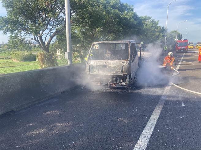國1中壢段火燒車駕駛逃生車流回堵3公里。（消防局提供／呂筱蟬桃園傳真）