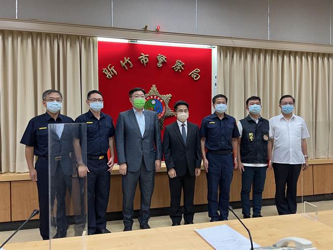 新竹市代理市長陳章賢23日下午也偕同新竹市警察之友會朱彥龍常務理事，至市警局慰勉辛勞破案同仁，頒贈破案獎勵金共40萬元。（王惠慧攝）