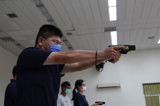 新竹縣警局為提升員警執勤安全，全面加強基層員警訓練，23日開設常訓課程指導員警們使用拋射式電擊器。（邱立雅攝）