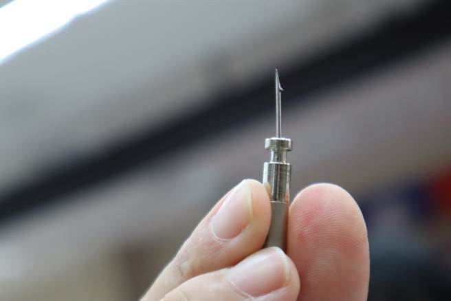 拋射式電擊器彈匣內有兩根倒鉤飛鏢針，射中目標後難以自行取下，須請專業醫師協助。（邱立雅攝）