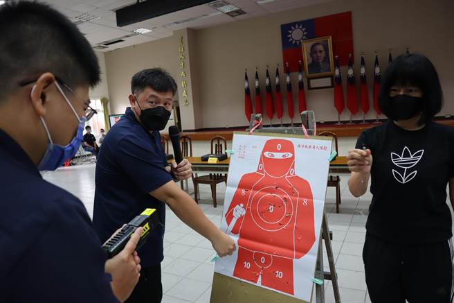 新竹縣警局開設訓練課程，指導員警使用新式警械，並採情境式教學。（邱立雅攝）