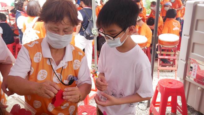 台湾玩具图书馆协会与台塑生医举办「Formosa 祖孙共玩趣」活动，吸引百位祖孙到场共玩，提前欢庆祖父母节。（蔡明亘摄）