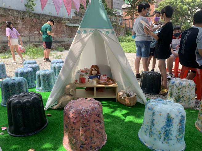 点睛设计总监韩世国研发2年，利用废弃玩具制作「再生玩具甜点椅」。（蔡明亘摄）