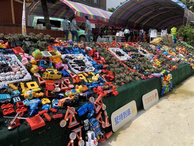 万能科大设计系教师陈明瑜，将二手玩具与1千多株多肉植物结合成「再生植被墙」。（蔡明亘摄）