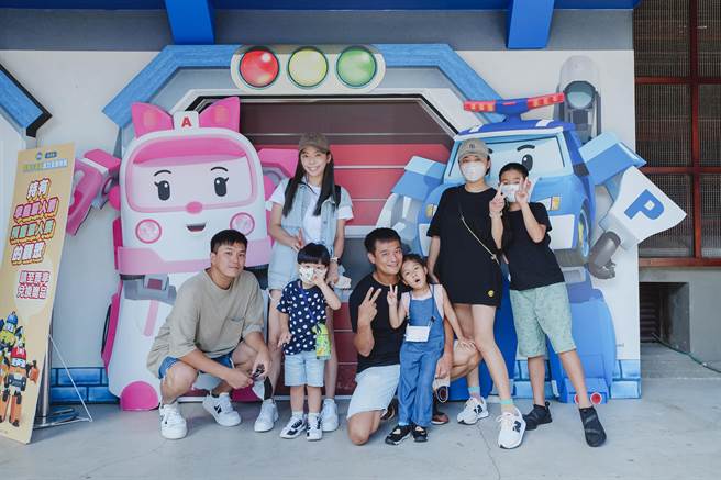 阿弟（左起）、MEI夫妻檔及林佑星夫妻檔带小孩参加《救援小英雄波力互动特展 台北站》。（宽宏艺术提供）