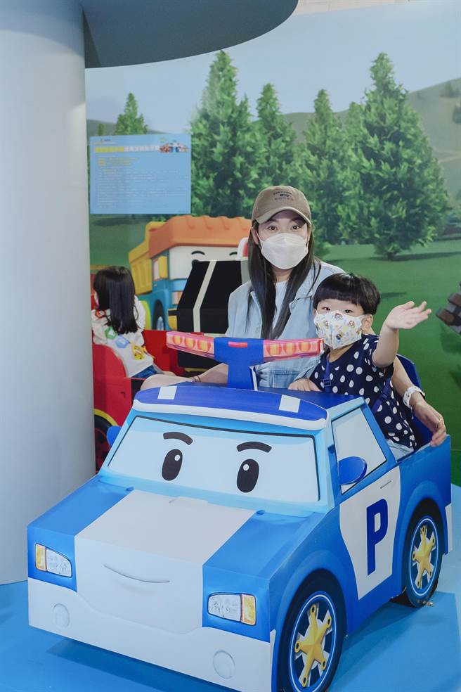 MEI与儿子。（宽宏艺术提供）