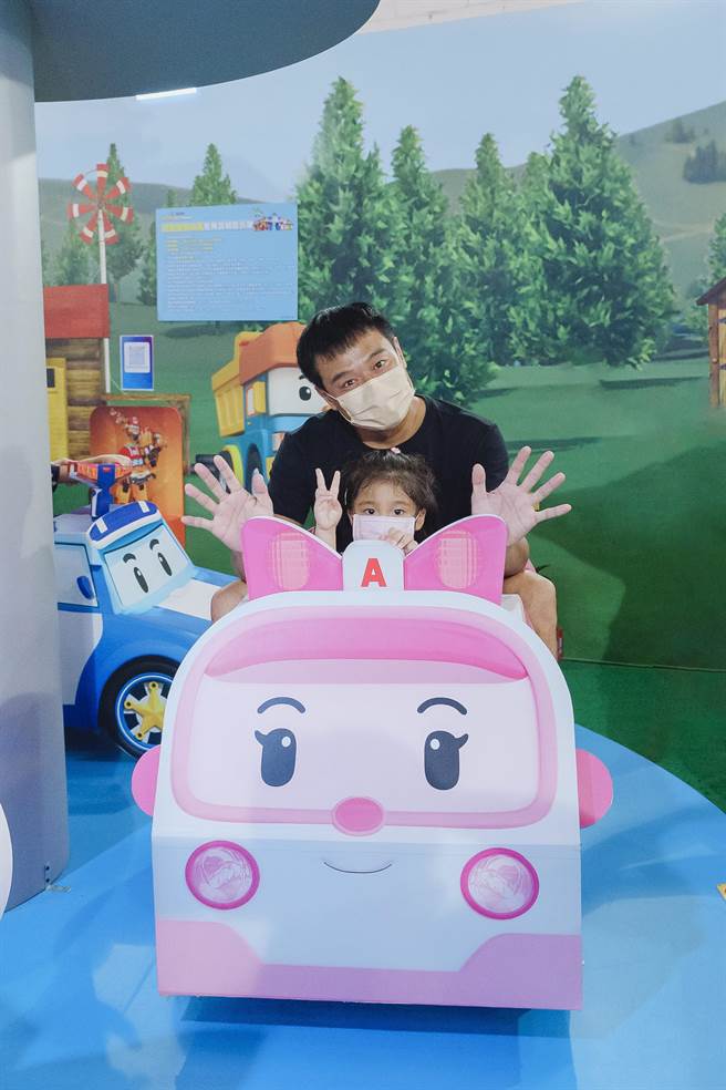 林佑星与女儿。（宽宏艺术提供）