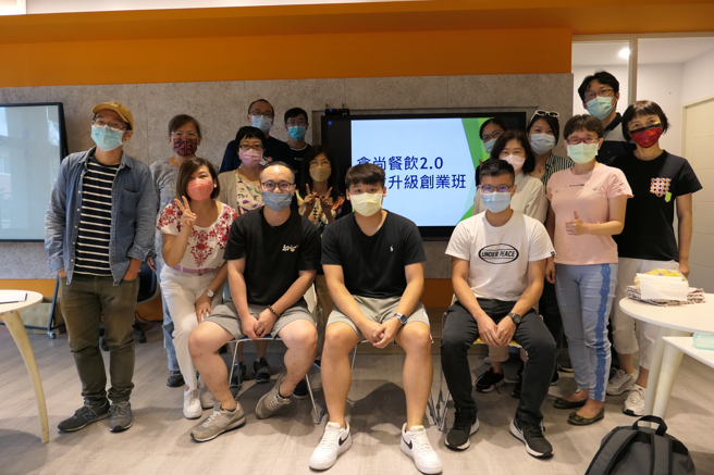 三位讲师洪祥豪(左起)、吴伟忠及黄廷宪与食尚餐饮2.0数位升级创业班的学员于醒吾科大合影。(照片/吾限熊报社黄宇庆摄)