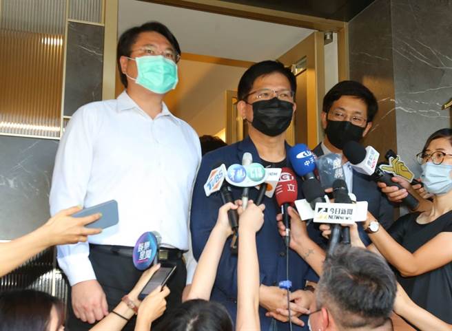 基隆市长林右昌、新北市长参选人林佳龙、立委蔡适应慰问余天夫妇。（粘耿豪摄）