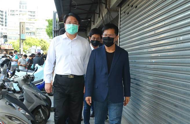 基隆市长林右昌、新北市长参选人林佳龙、立委蔡适应慰问余天夫妇。（粘耿豪摄）