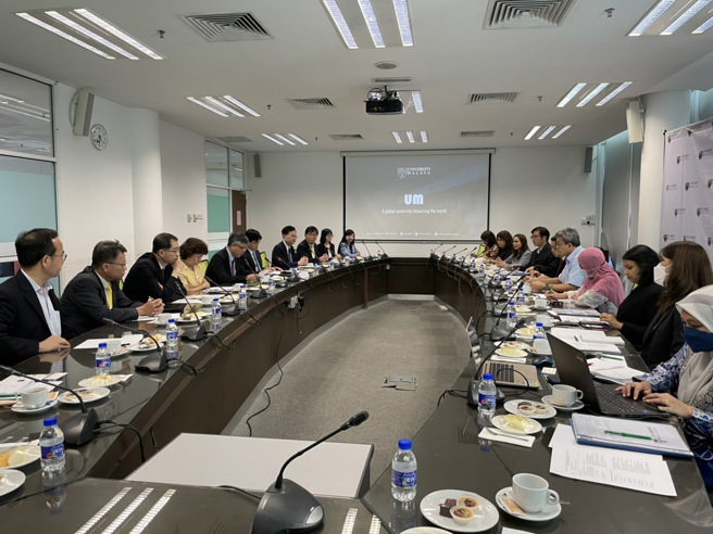 刘孟奇偕同我国大学主管与马来亚大学校长Prof. Ir. Dr. Mohd Hamdi Abd Shukor座谈。(照片/国际及两岸教育司提供)