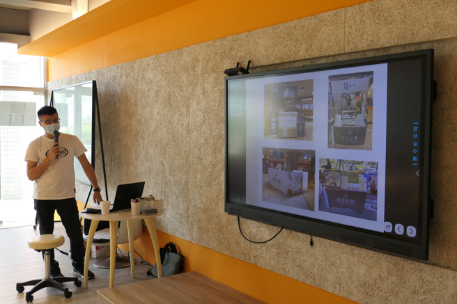 逆光记忆创办人黄廷宪创业之初就锁定网路销售，初期为扩展知名度也会到市集与百货摆摊，在顾客间逐渐累积好口碑。(照片/吾限熊报社黄宇庆摄)