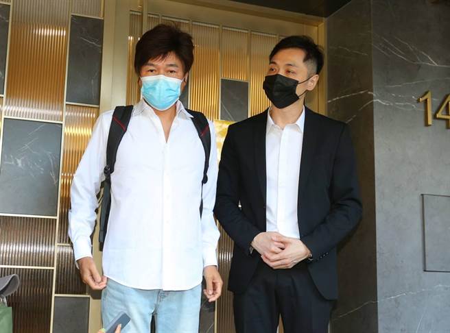 洪荣宏、宋达民前往灵堂为余家人祷告。（粘耿豪摄）